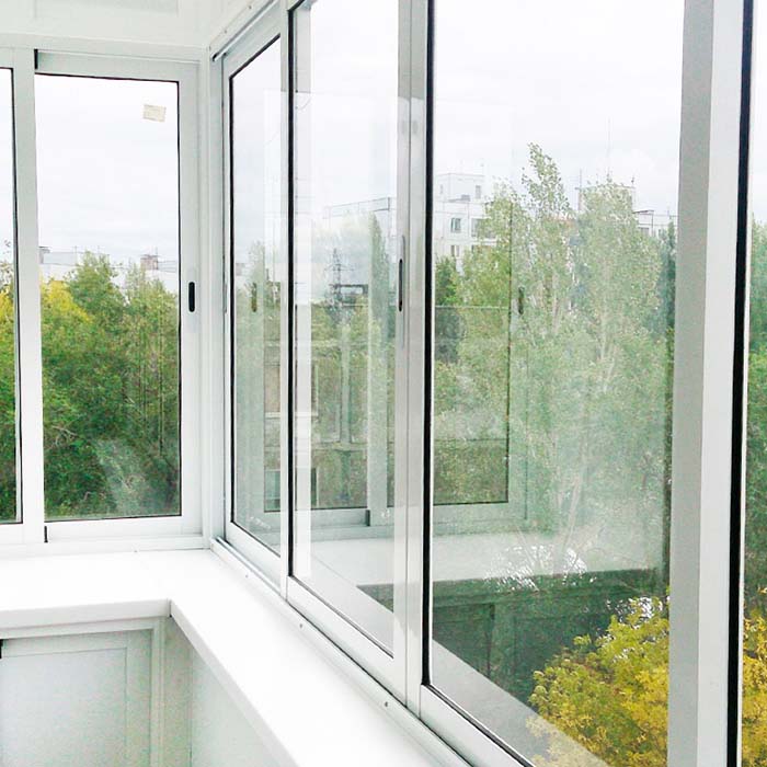 Остекленение балконов пластиковыми окнами REHAU фото
